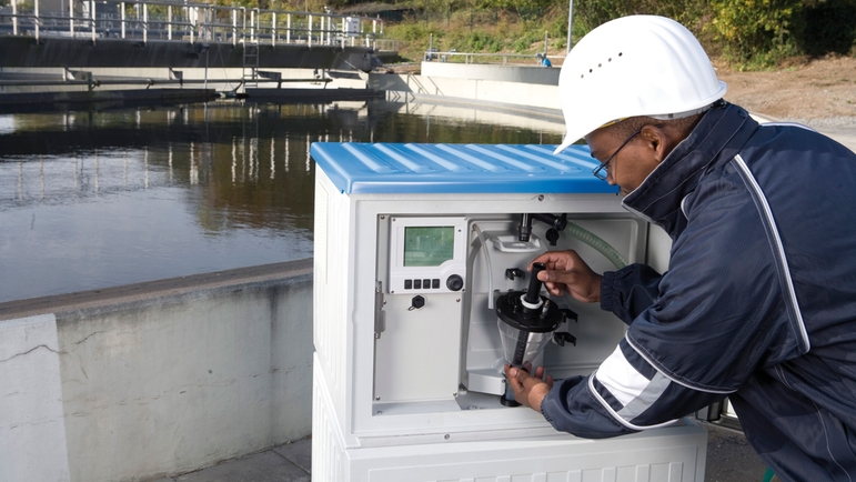 污水处理厂中安装Liquistation CSF48全自动水质采样仪采集水样