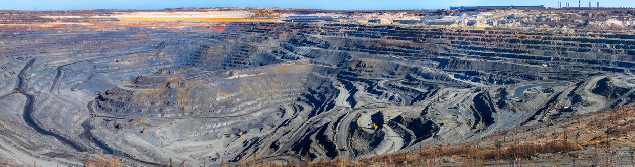 采取适当的防范措施，将采矿作业的风险降至最低