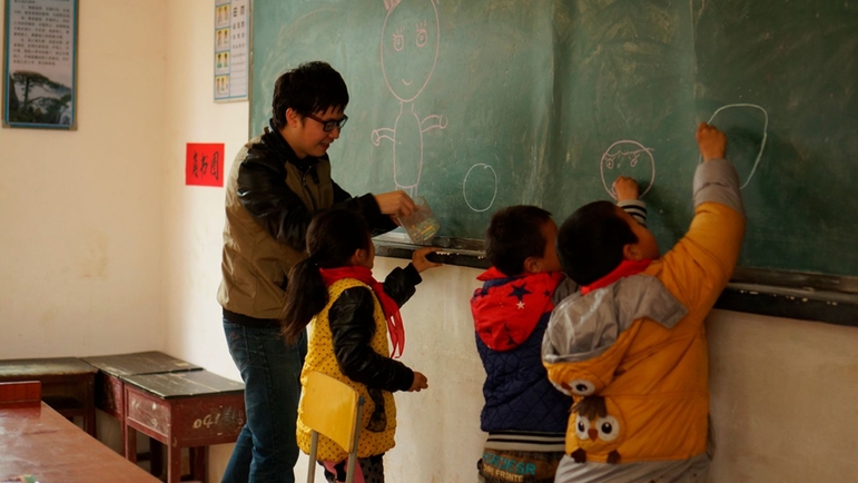 服务工程师朱璇为孩子们上绘画课