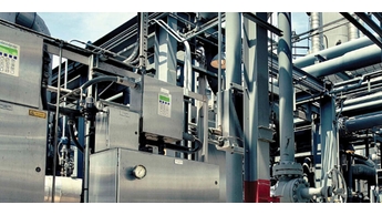 炼油厂机柜内的TDLAS气体分析仪产品图片